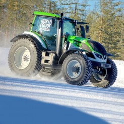 09.04.15 г. Мировой рекорд скорости установили Nokian Tyres и Valtra на снежной трассе в финской Лапландии